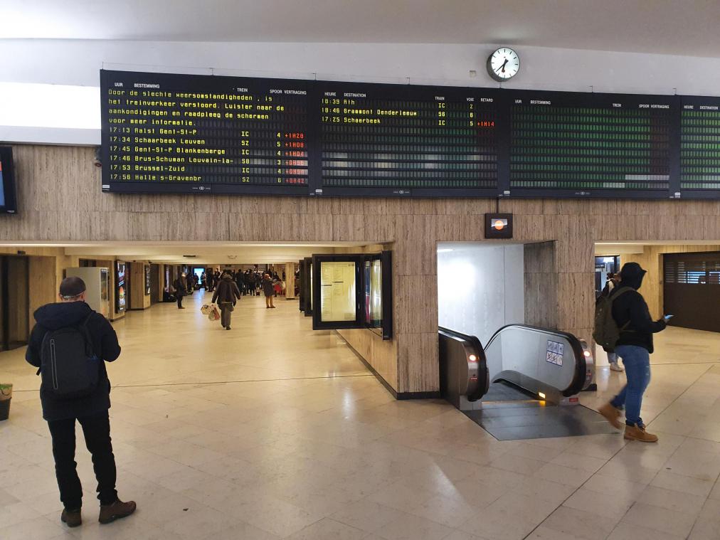 Infoschermen in treinstations verstoord door informaticaprobleem