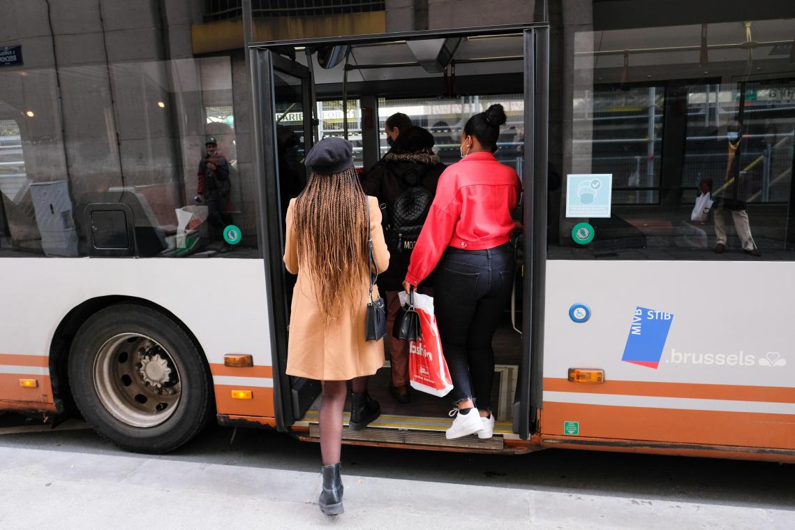Binnenkort kun je weer vooraan opstappen op trams en bussen van MIVB