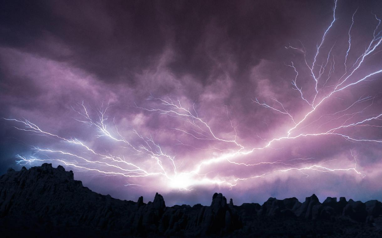 WOW. Zeldzame opwaartse bliksem elektrocuteert de lucht tijdens storm in Kansas (video)