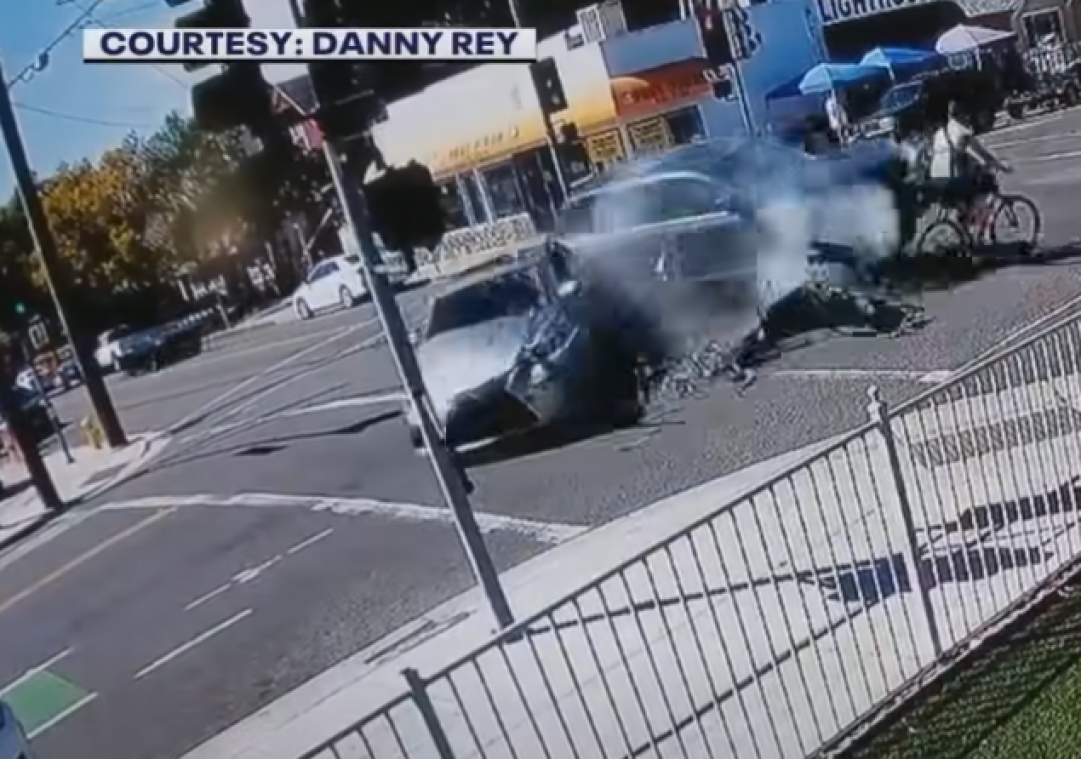 WOW. Auto’s botsen op kruispunt, overstekende fietser mag engelbewaarder danken (video)
