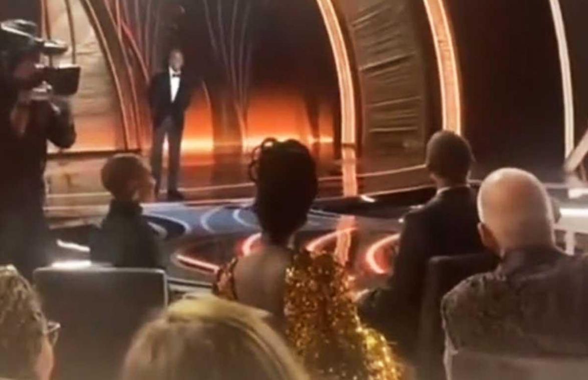 Nieuwe beelden tonen reactie van vrouw van Will Smith nadat hij Chris Rock slaat: «Huh, ze lacht!?» (video)