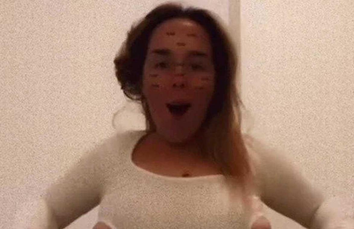 Vrouw past trendy outfit, maar merkt dat haar borsten zichtbaar zijn: «Oh mijn God!» (foto)