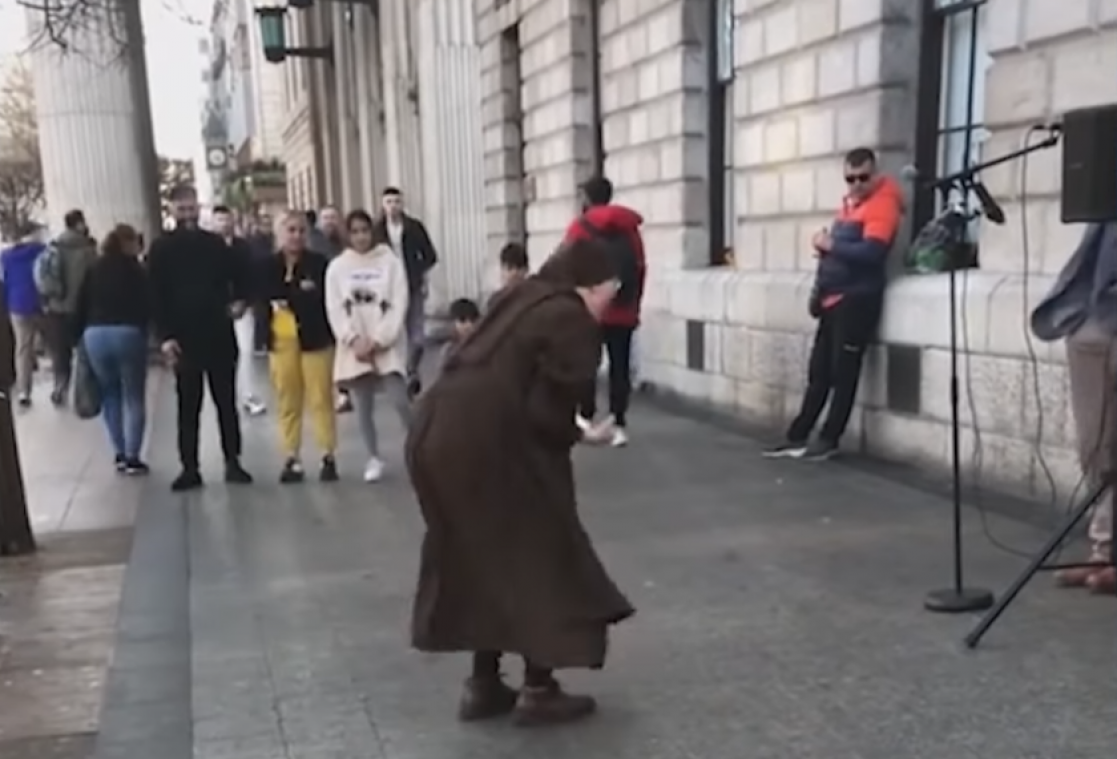 BIZAR. Valse, dansende non verbannen uit kerk wegens «excentriek gedrag» (video)