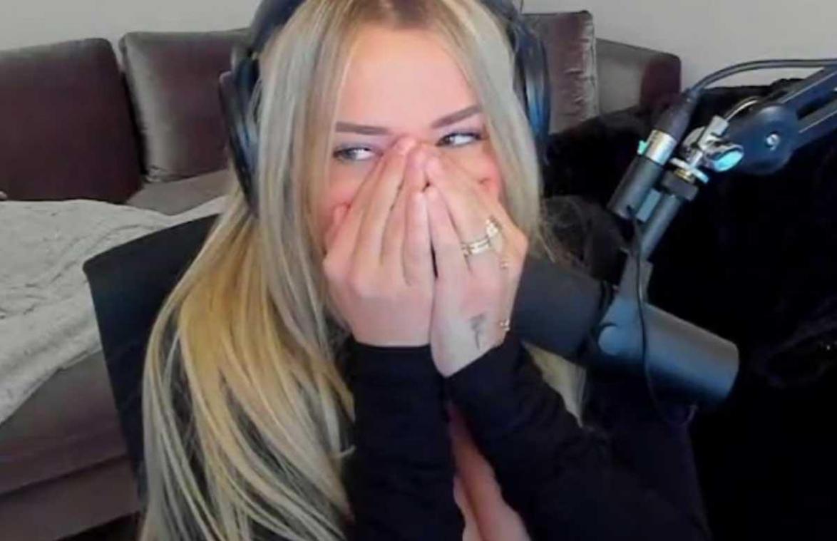GÊNANT! Twitch-ster beseft tijdens livestream dat haar bloesje openstaat: «Ik had het niet door!» (video)