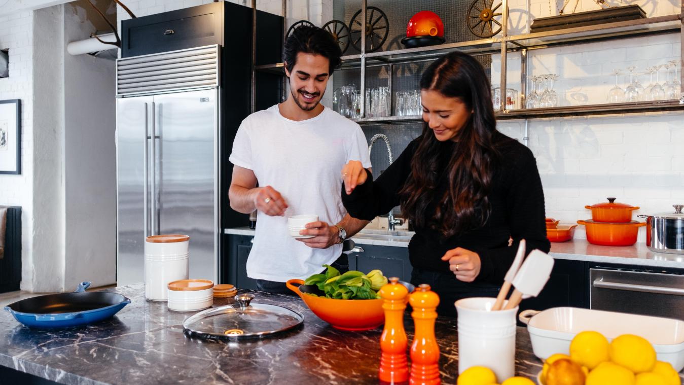 Daarom loont het de moeite om regelmatig met je partner te koken