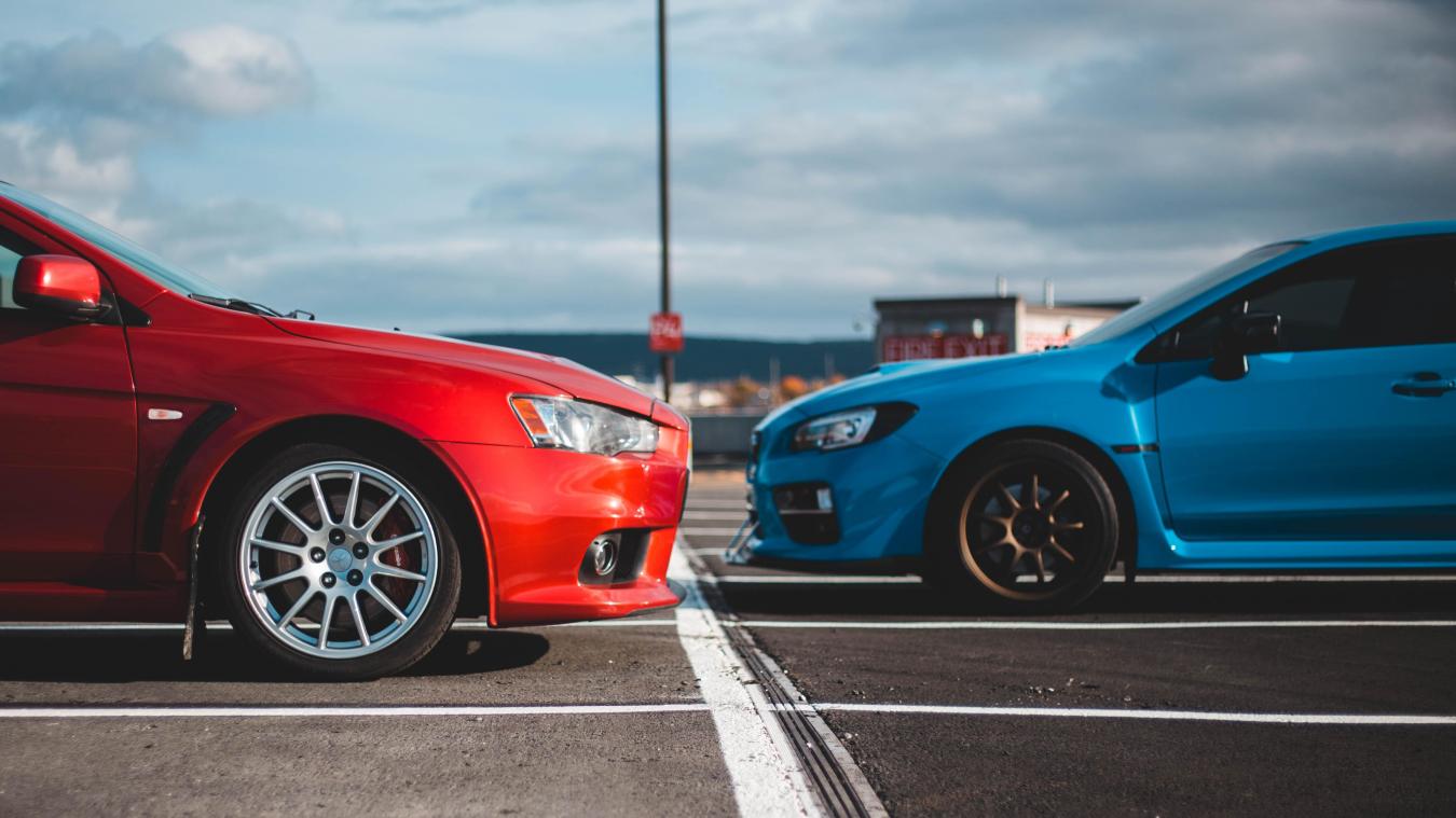 BIZAR. Twee tieners sterven nadat ze met auto van dak parkeergarage vallen (foto’s)