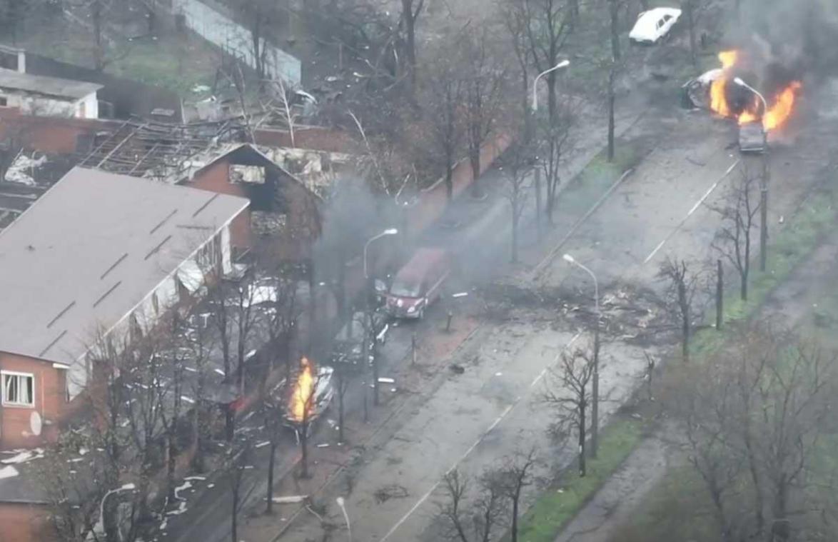 Video toont hoe Russische soldaten in val worden gelokt door Azov-bataljon in Marioepol
