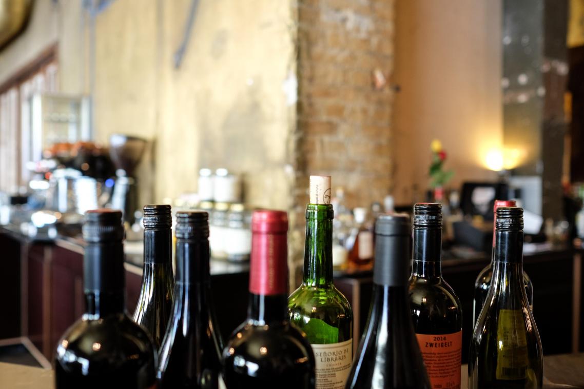 Kurk van je fles wijn kwijt? TikTokker toont geweldige hack om je fles dicht te draaien