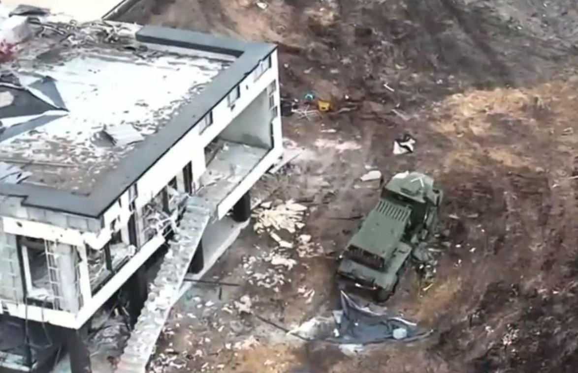 Oekraïense miljonair laat eigen huis bombarderen wanneer hij Russische soldaten op beveiligingsbeelden ziet