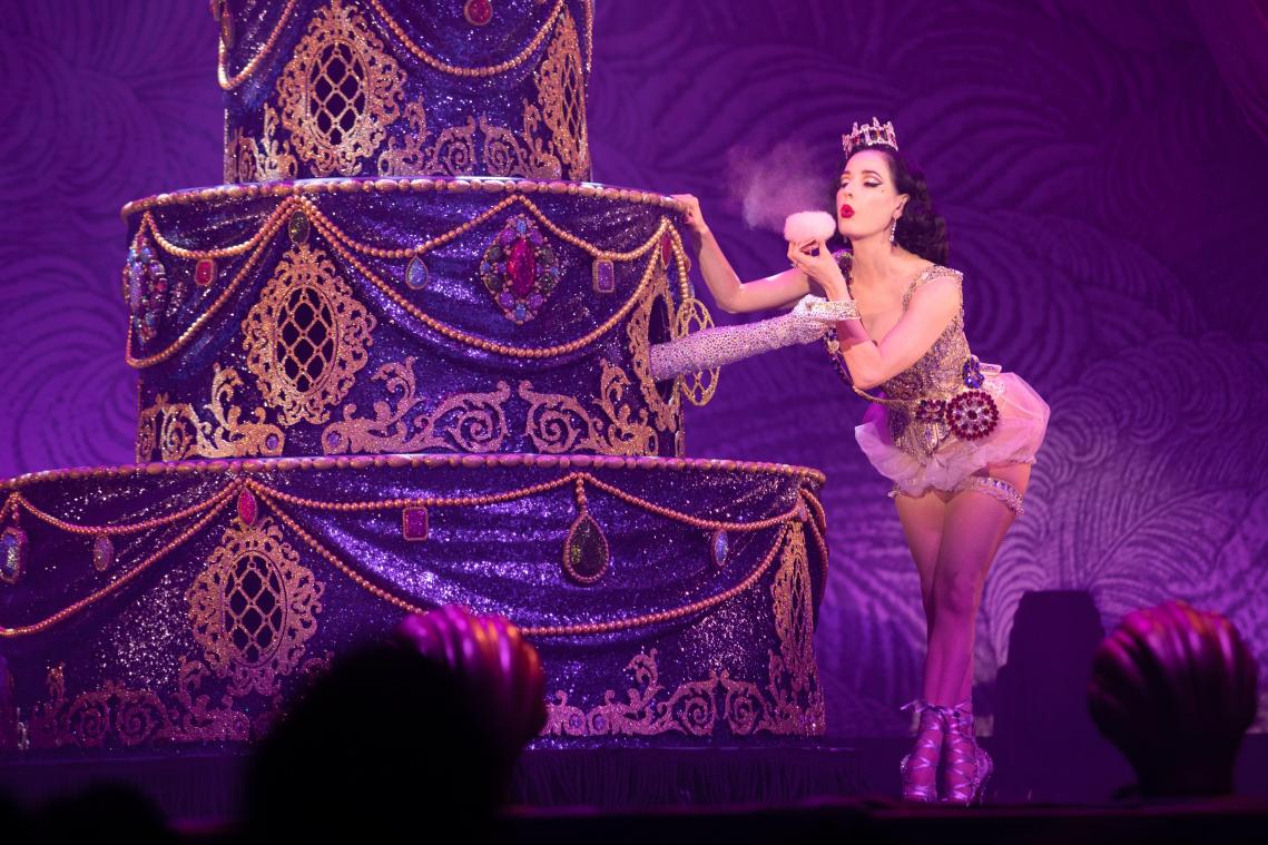 Dita Von Teese zet beste beentje voor in burlesqueshow ‘Glamonatrix’