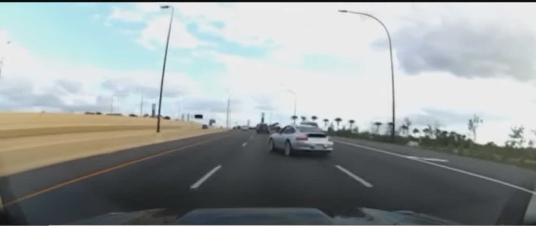 Roekeloze Porsche-chauffeur wil uitpakken met snelheid, maar dat gaat spectaculair mis (video)