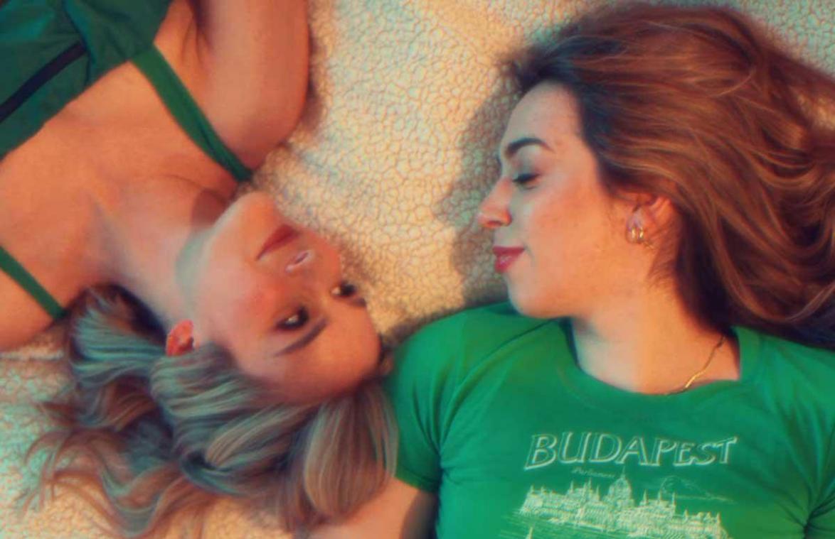 Pommelien Thijs kust intiem met Flo Windey in nieuwe videoclip: «Zo mooi dat je dit durft te delen!»