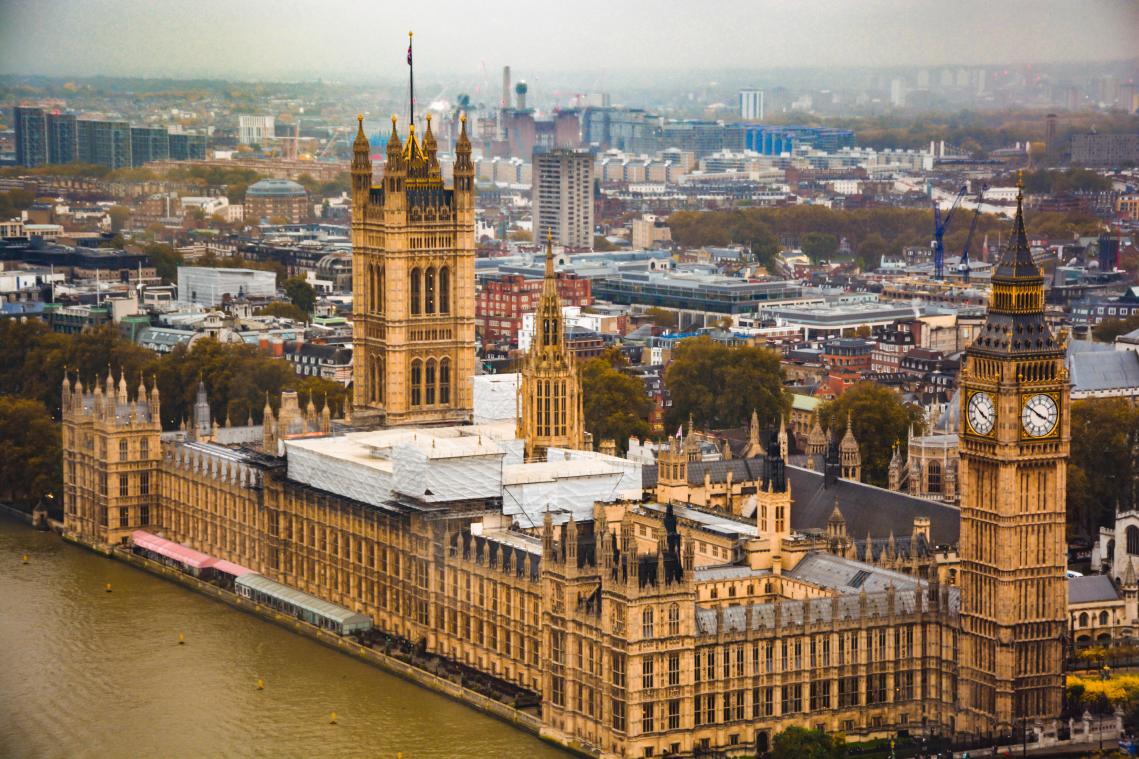 Tory zou in Britse parlement naar porno hebben geloerd: «Volledig onaanvaardbaar»