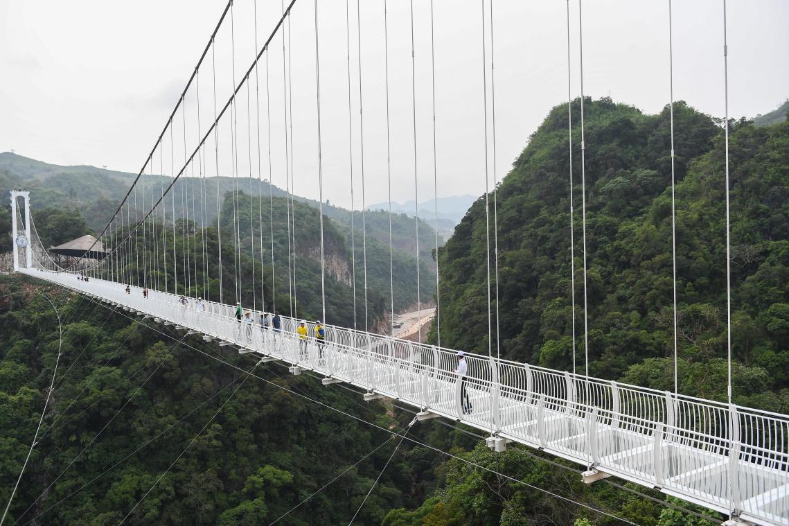 Niet voor watjes: langste ‘doorkijkbrug’ ter wereld ingehuldigd in Vietnam (video)