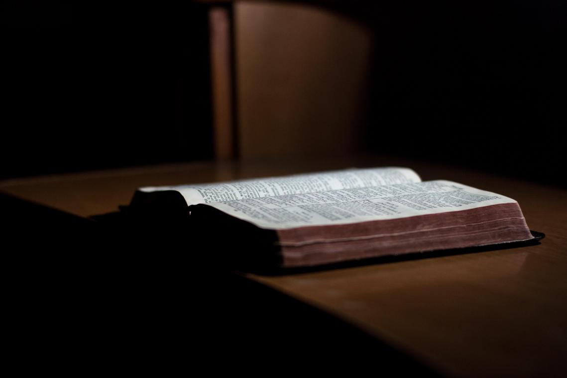 BIZAR. Zeldzame ‘Ketterse Bijbel’ die aanzet tot overspel ontdekt in Nieuw-Zeeland