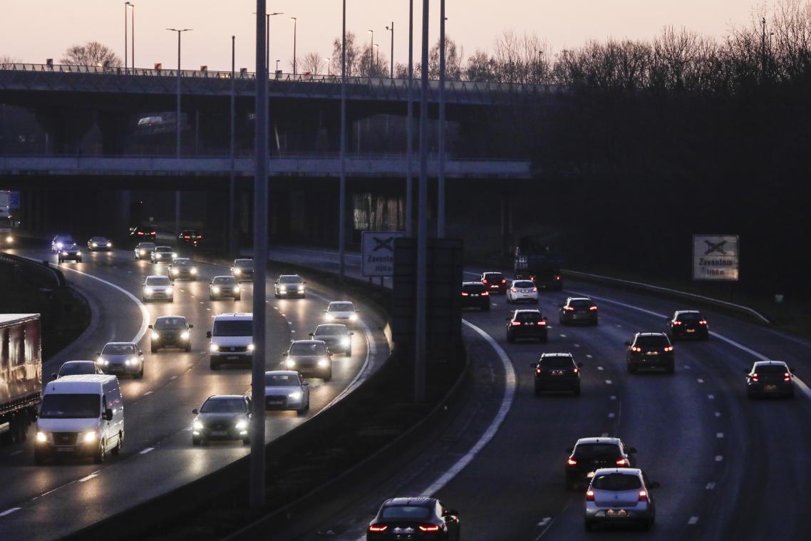 Autobestuurders zijn bijna de helft van de rijtijd afgeleid, en dat leidt tot heel wat verkeersdoden