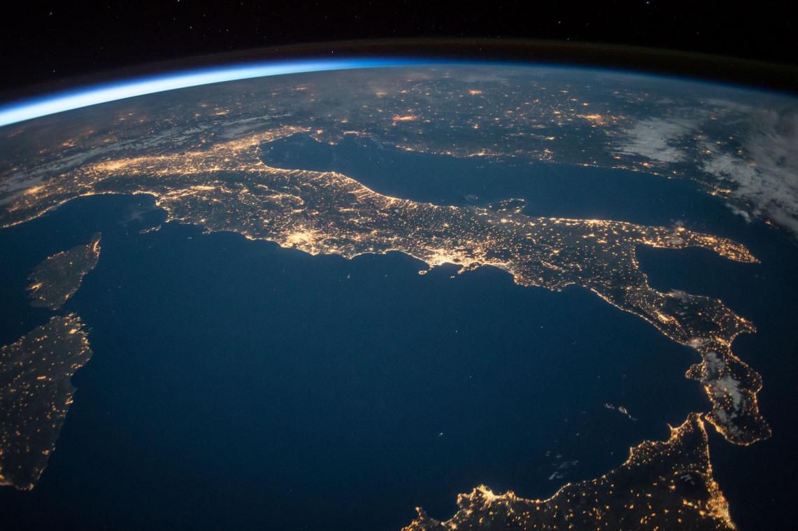 BIZAR. NASA gaat naaktbeelden de ruimte in sturen om aliens mee te lokken