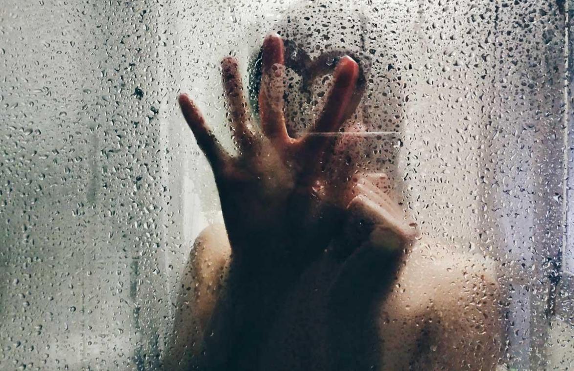 Vrouw verdenkt haar man van overspel met babysitter: «Ik hoorde hen bezig in de badkamer»