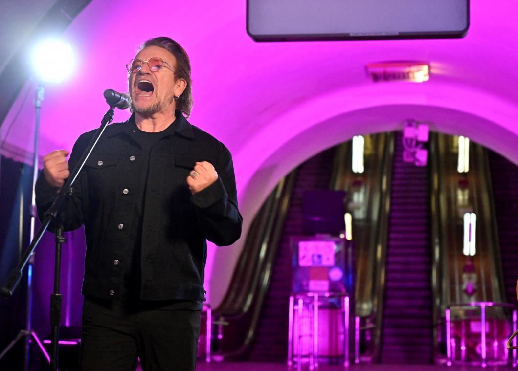 Bono geeft verrassingsoptreden in metrostation van Kiev: «Jullie vechten voor iedereens vrijheid»