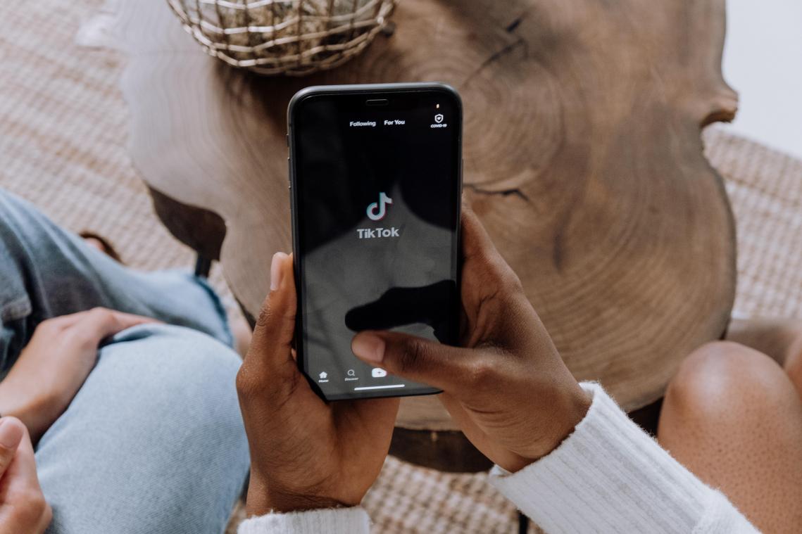 Te veel aan het scrollen? Dit zijn de zes symptomen van een TikTok-verslaving
