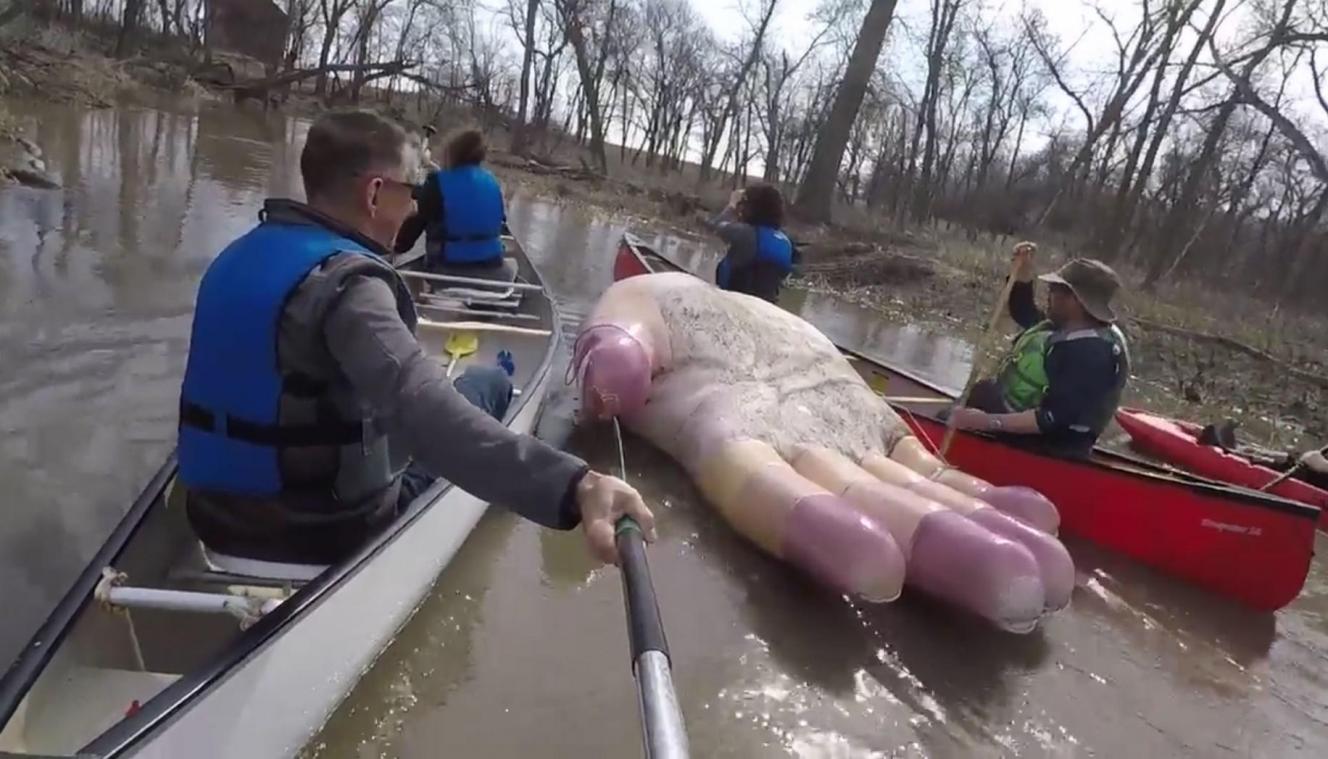 BIZAR. Peddelaars treffen weggespoelde reuzenhand aan in rivier (video)