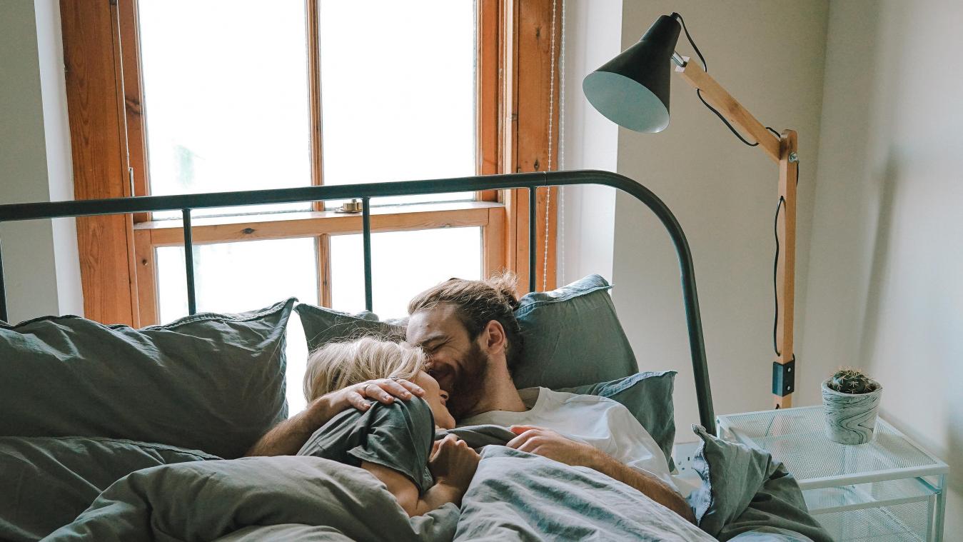 Dit is de impact van langer slapen op je relatie