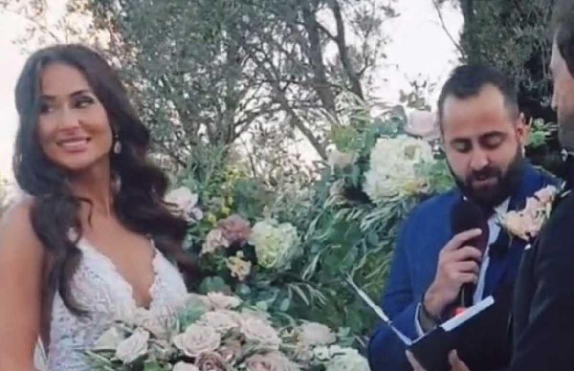 Bruid beseft tijdens huwelijk dat de helft van haar trouwkleed mist: «Dit is zo grappig!» (video)