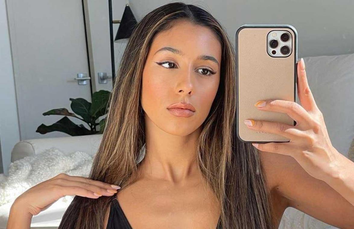 ‘Love Island’-deelneemster in vliegtuig aangesproken op ‘ongepaste’ outfit: «Nog nooit meegemaakt!» (foto)