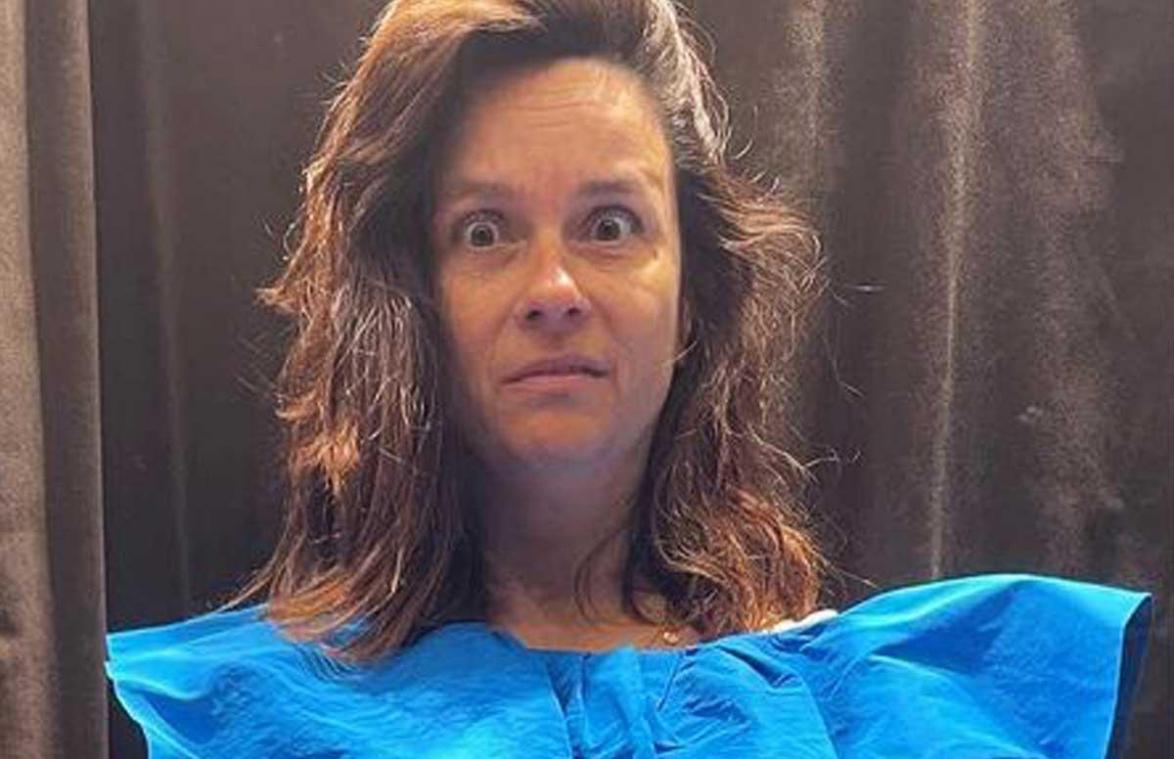 Moeder past kleedje, maar het is zo kort dat zelfs haar onderbroek zichtbaar is: «Hilarisch!» (foto)