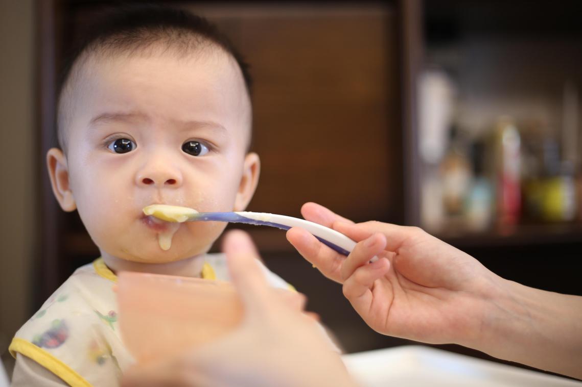 Geen enkel potje babyvoeding voldoet aan alle eisen, zegt Test Aankoop: «Mogen we niet tolereren»