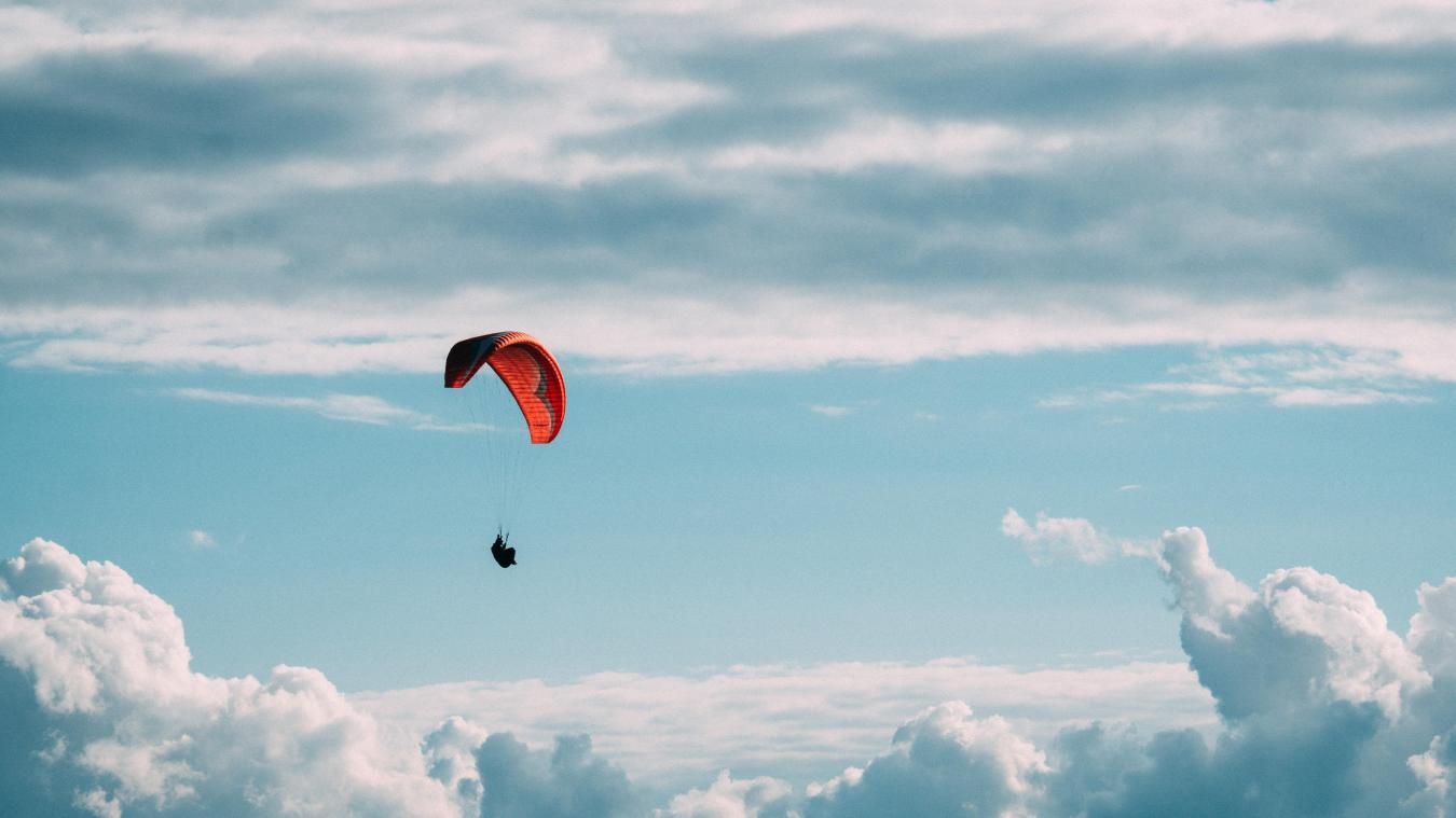 WIHOEW! 103-jarige Zweedse vestigt wereldrecord met parachutesprong (video)