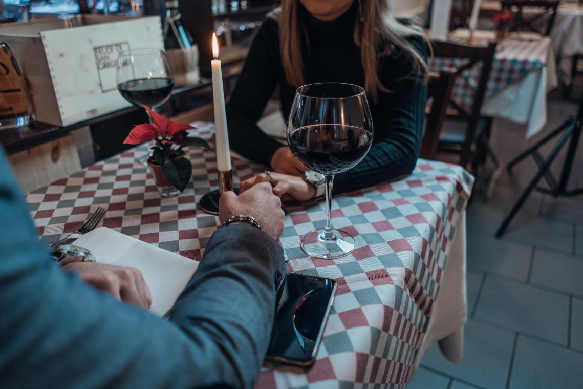 Wil je veel Tindermatches? Dan trek je beter een T-shirt aan volgens studie