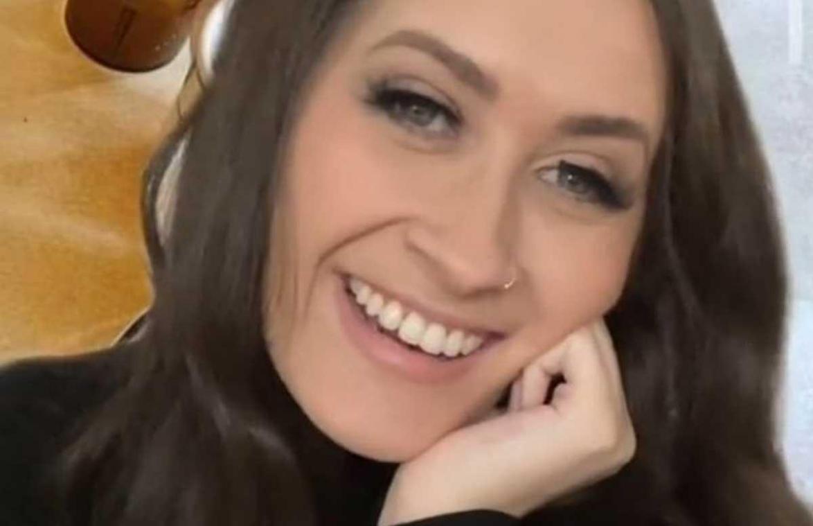 Vrouw ontdekt dat haar vriend vreemdgaat door DIT detail op foto van zijn minnares (video)