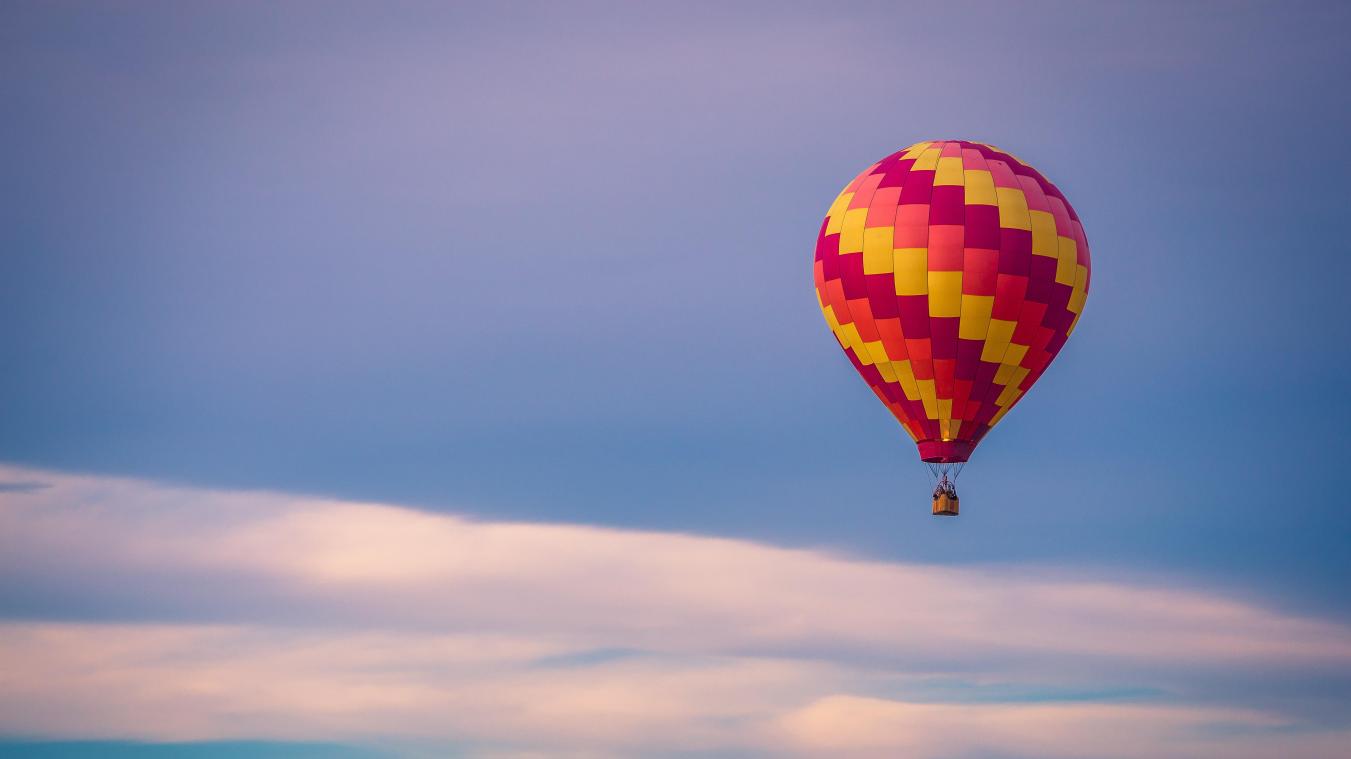 BIZAR. Luchtballon stort neer en wordt dan aangereden door trein:drie zwaargewonden