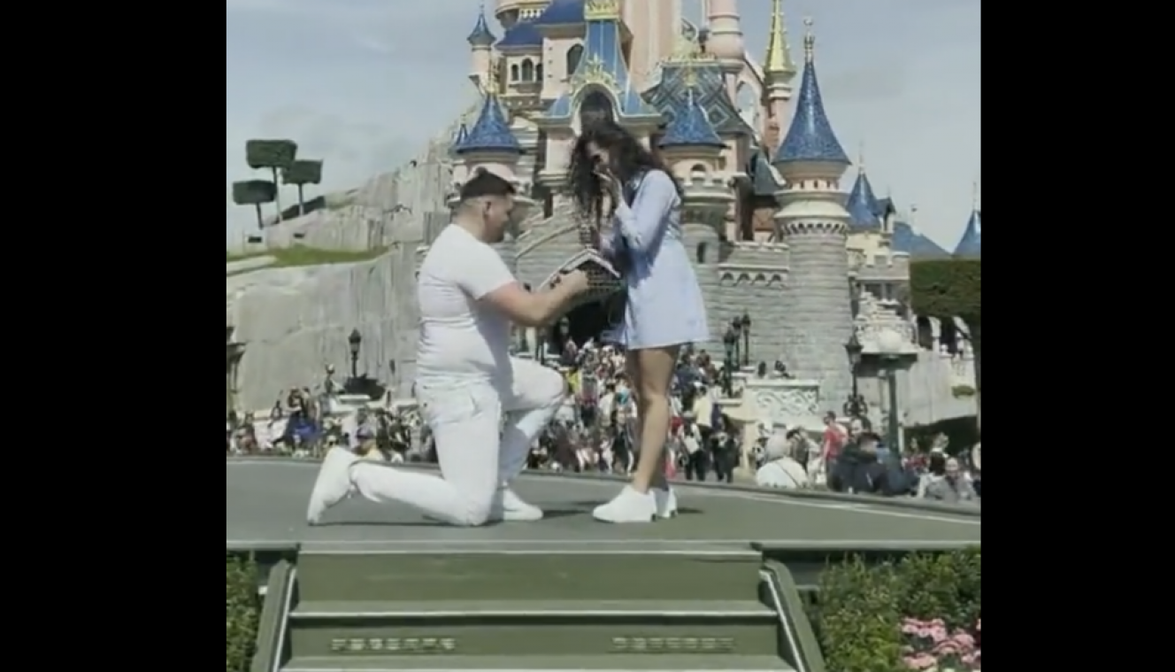 Man doet aanzoek in Disneyland, maar personeelslid verpest het moment volledig: «Wat een loser!» (video)