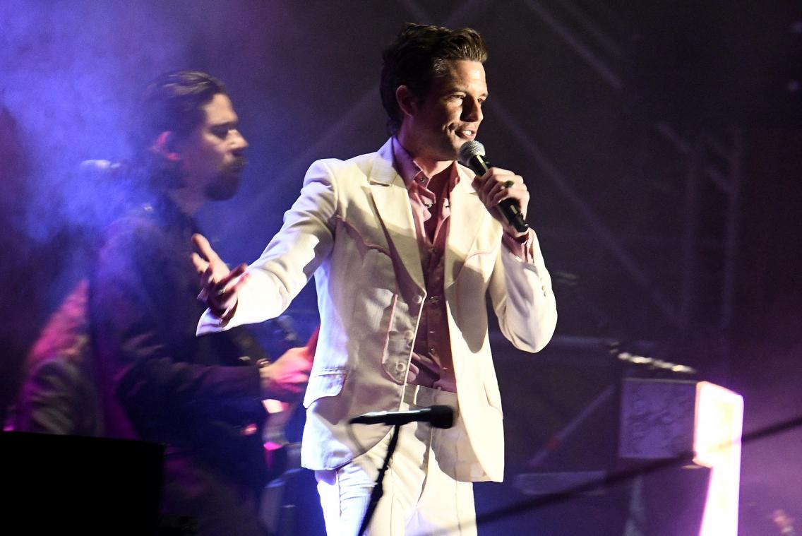 The Killers leggen optreden stil om zich te ontfermen over bejaarde crowdsurfer (video)