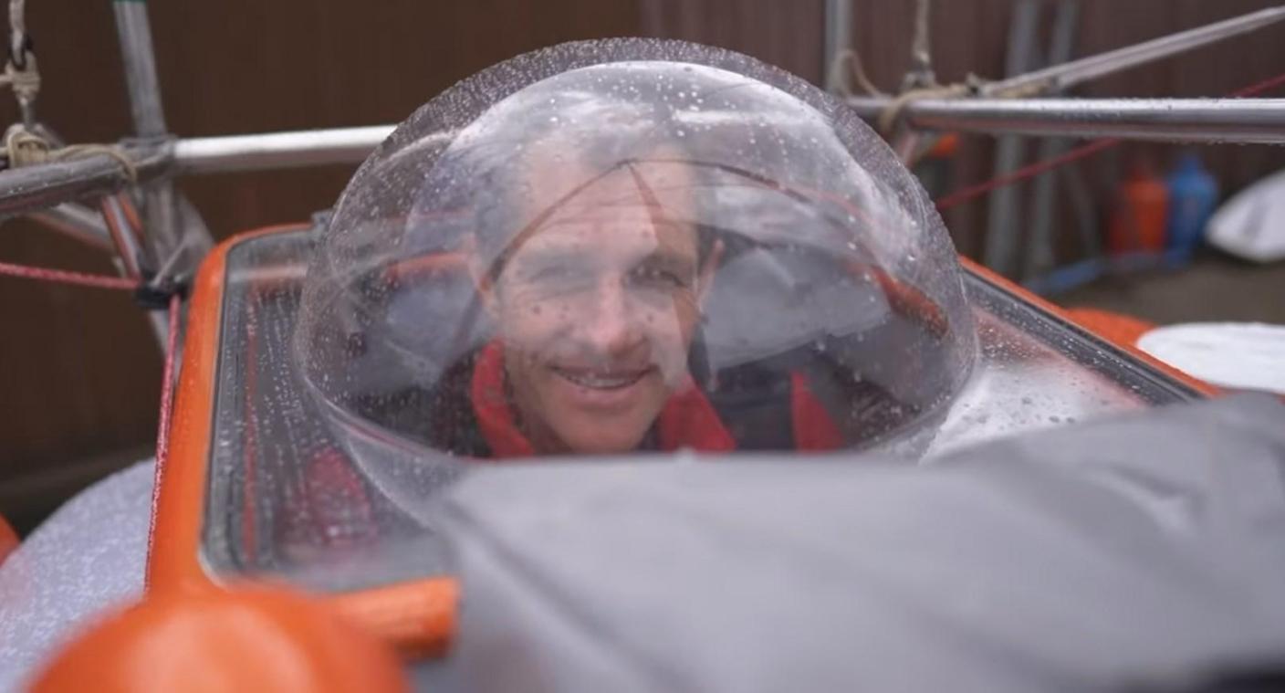Gekkenwerk: waaghals wil Atlantische Oceaan overzeilen in minibootje van één meter lang (video)