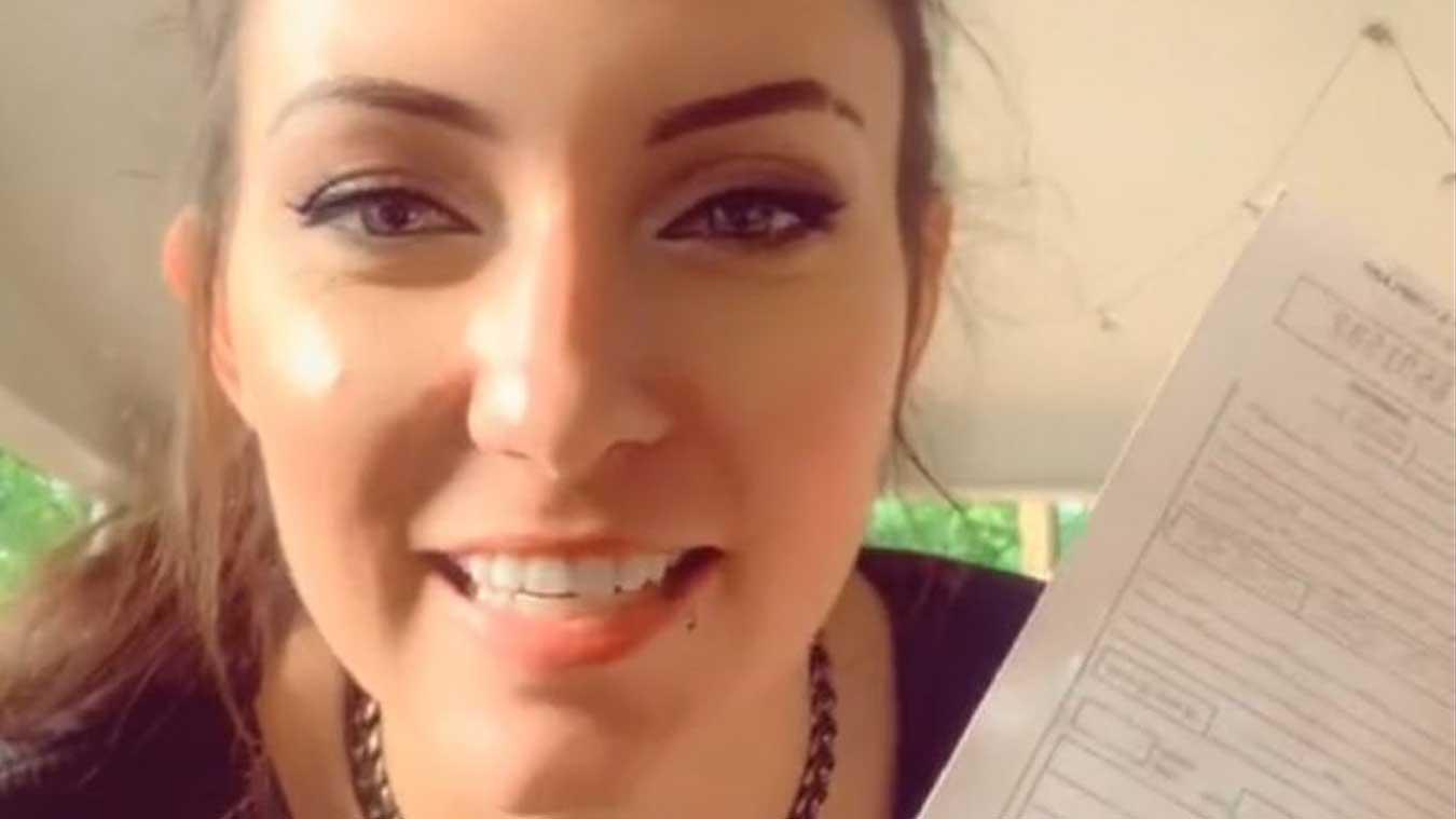 Vrouw krijgt boete wegens ‘ongepaste’ outfit: «Die agentes waren gewoon jaloers!»