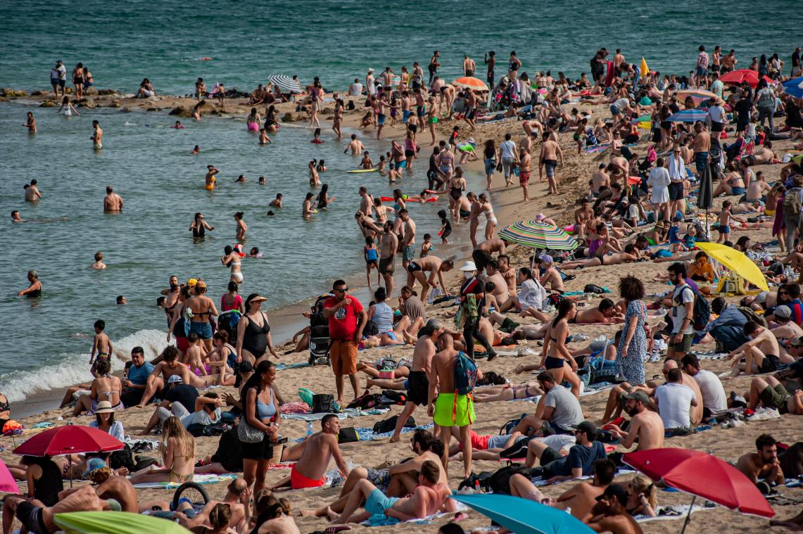 BIZAR. In deze Spaanse badstad krijg je een boete van 750 euro als je in zee plast