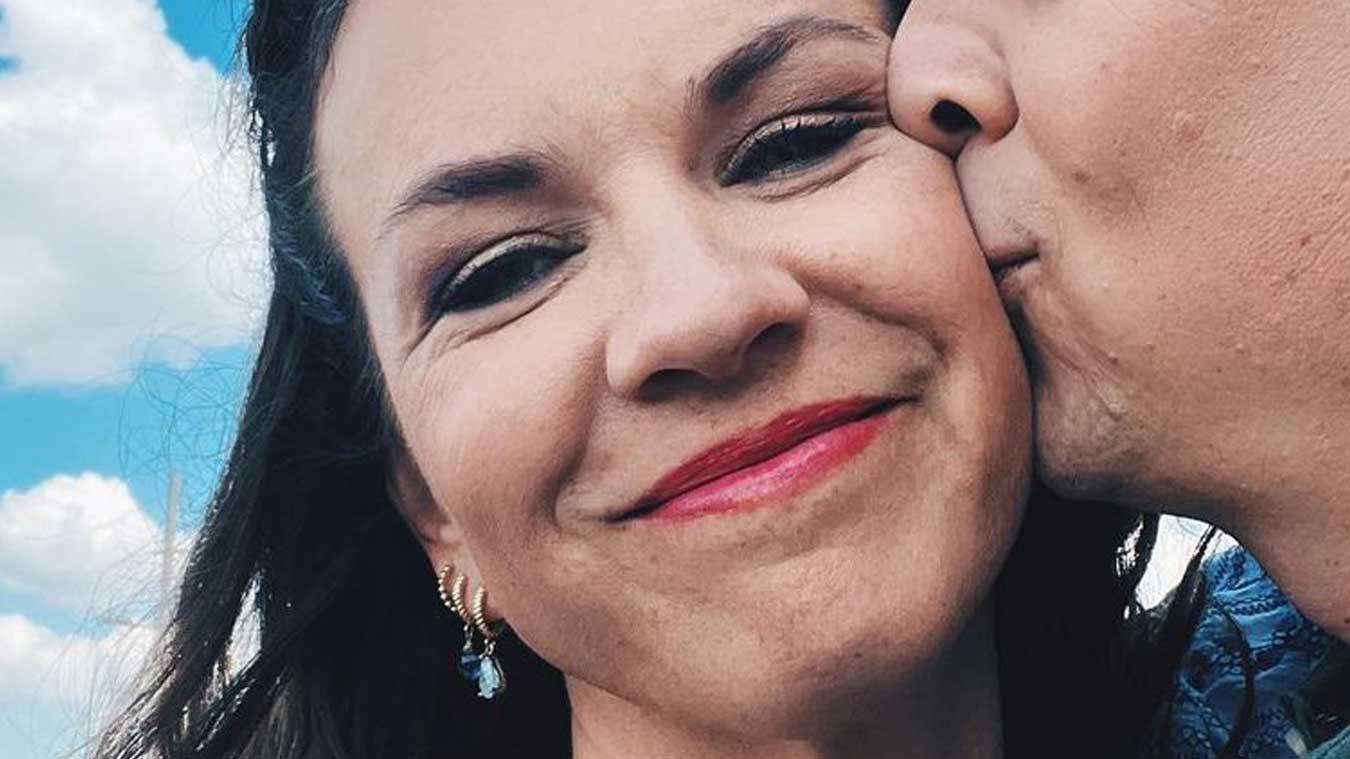 Kusfoto van Siska Schoeters met BV lokt verbaasde reacties uit: «Had hij geen vriendin?!»