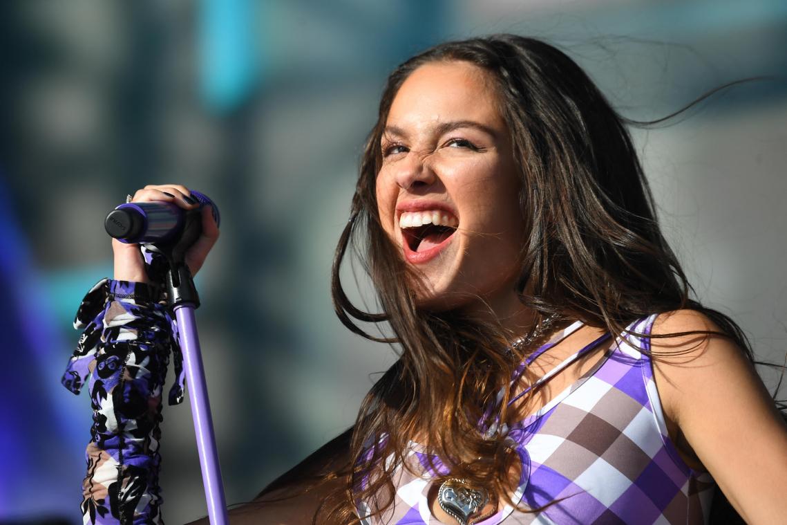 Olivia Rodrigo zingt ‘f*ck you’ met Lily Allen voor Hooggerechtshof: «Zo veel vrouwen zullen hierdoor sterven» (video)