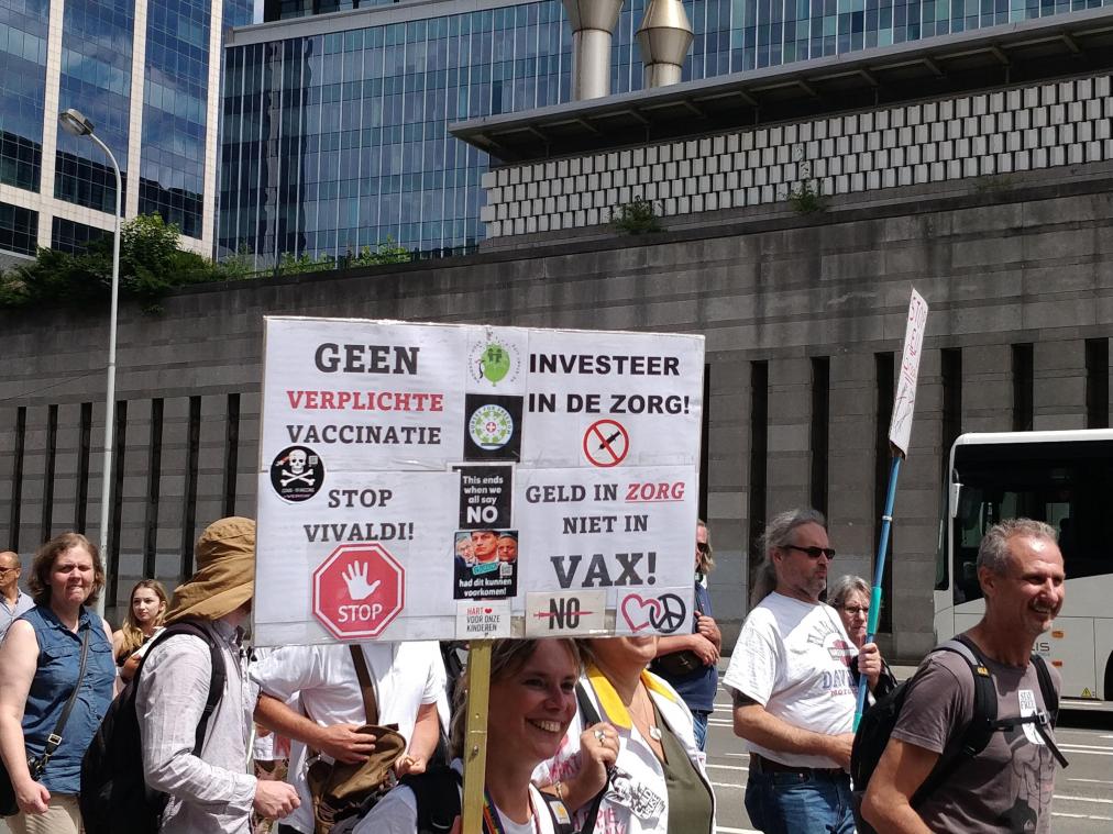 Duizendtal mensen nemen deel aan witte mars tegen vaccinatieplicht in de zorg