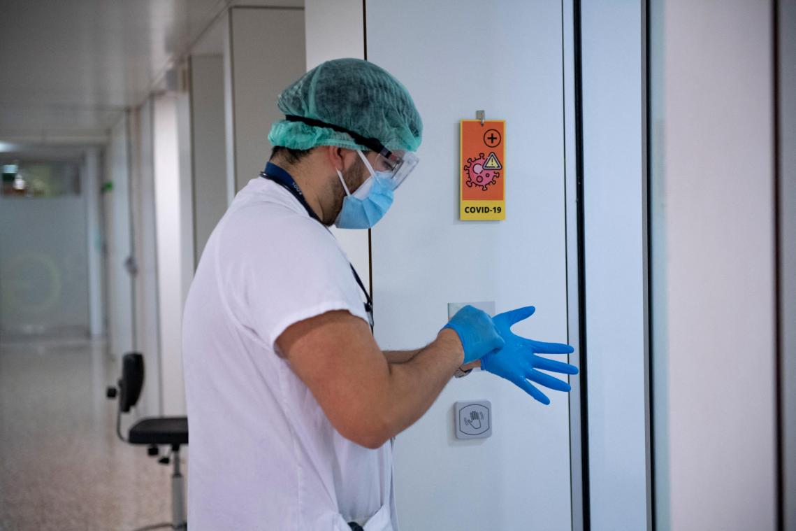 Weer meer dan honderd ziekenhuisopnames per dag voor COVID-19, besmettingen lager in Brussel