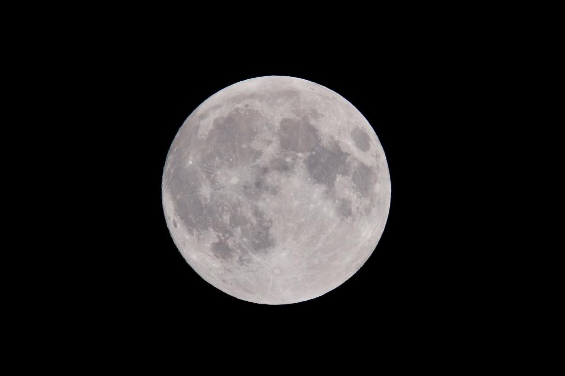 BIZAR. Nieuwe kraters op de Maan na mysterieuze inslag rakettrap