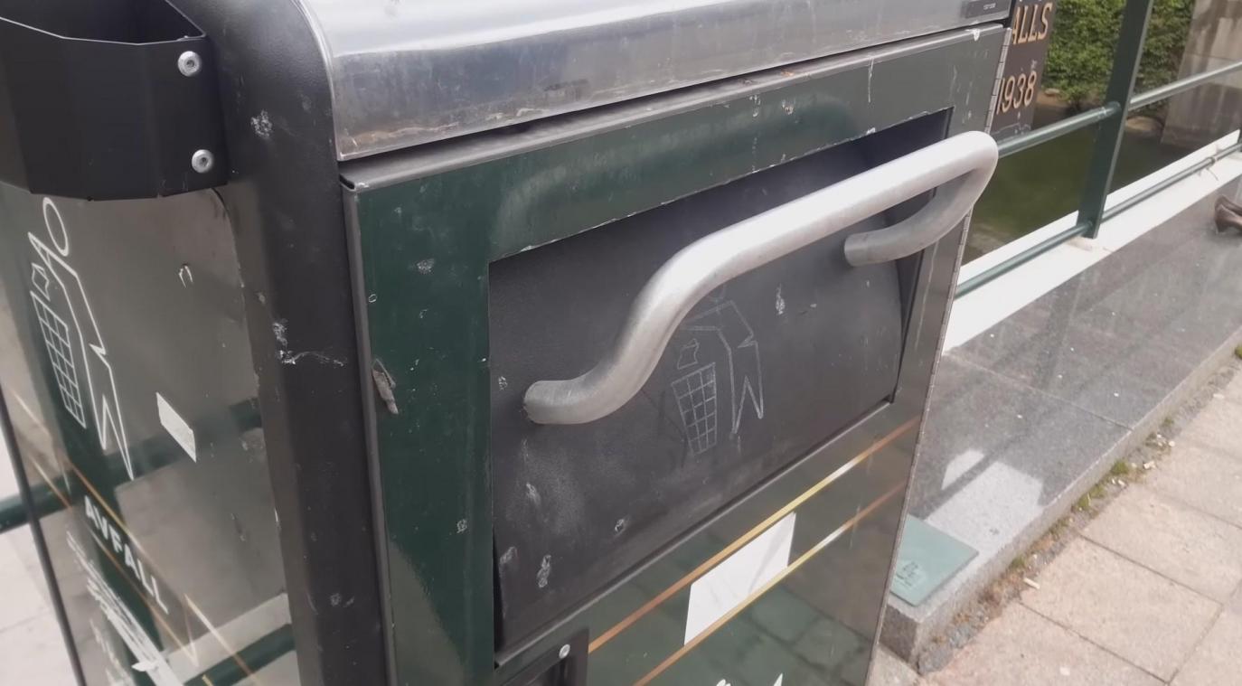 BIZAR. Openbare vuilnisbakken in Malmö trakteren op dirty talk als ze iets te slikken krijgen (video)