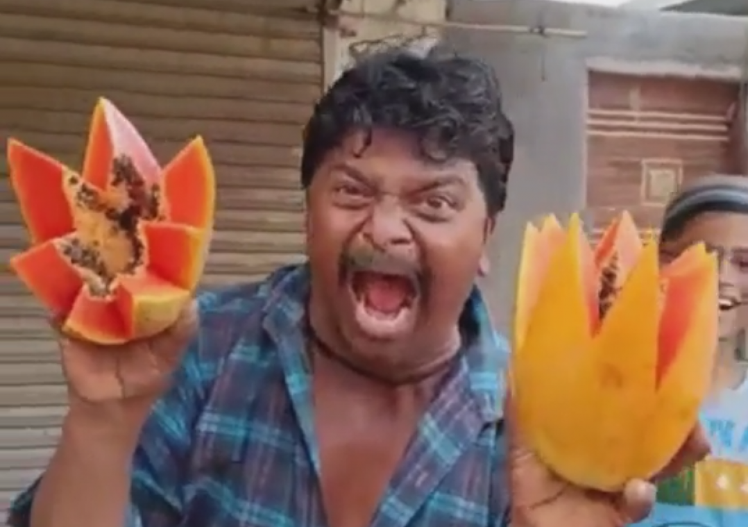 Filmpje van deze «gepassioneerde» Indiase fruitverkoper gaat viraal (video)