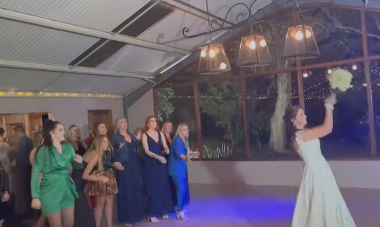 FAIL. Bruid gooit bruidsboeket, maar had beter eerst omhoog gekeken (video)