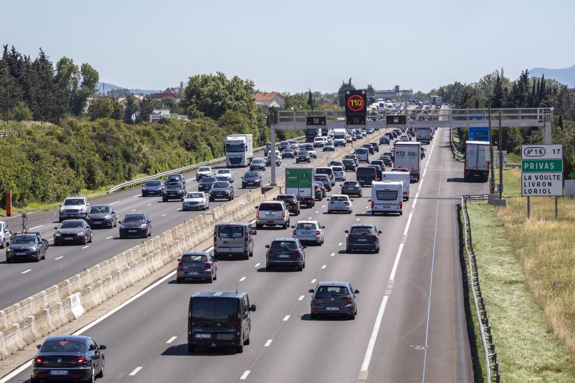 VIAS: «1 op de 3 bestuurders rijdt trager op de autosnelweg door hoge brandstofprijzen»