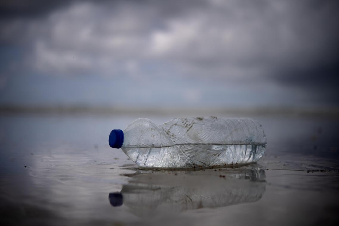 Bredene voert statiegeld in op petflessen en blikjes op het strand
