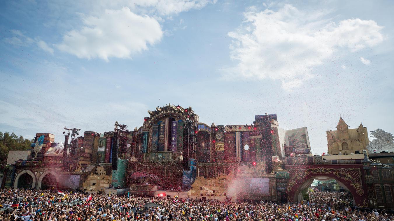 partypeople pictured at mainstage during the first day of the Tomorrowland music festival, Friday 19 July 2019. The 15th edition of Tomorrowland electronic music festival takes place at the 'De Schorre' terrain in Boom from 19 to 21 July 2017 and from 26 to 28 July 2018. BELGA PHOTO DAVID PINTENS